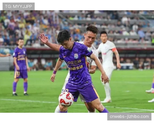 雨中激战，天津津门虎球员赛后将球衣赠予看台球迷